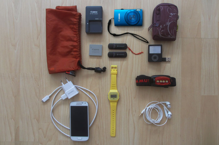 Weltreise Packliste: Kamera, Handy, USB, Lampe, Uhr