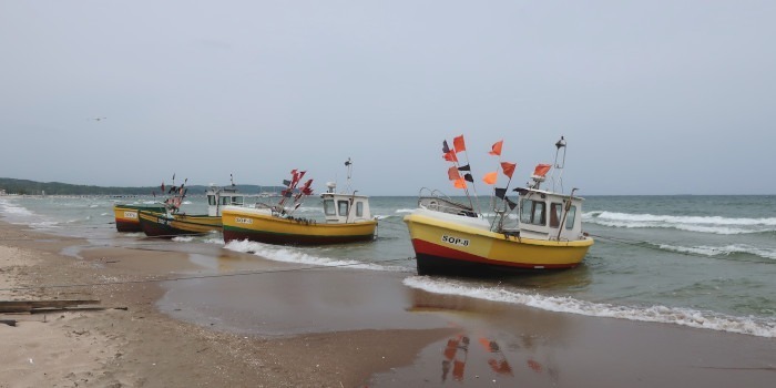 fischerboote am strand in sopot bei danzig in polen