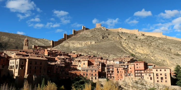 albarracin dorf in aragonien mit festungsmauer spanien