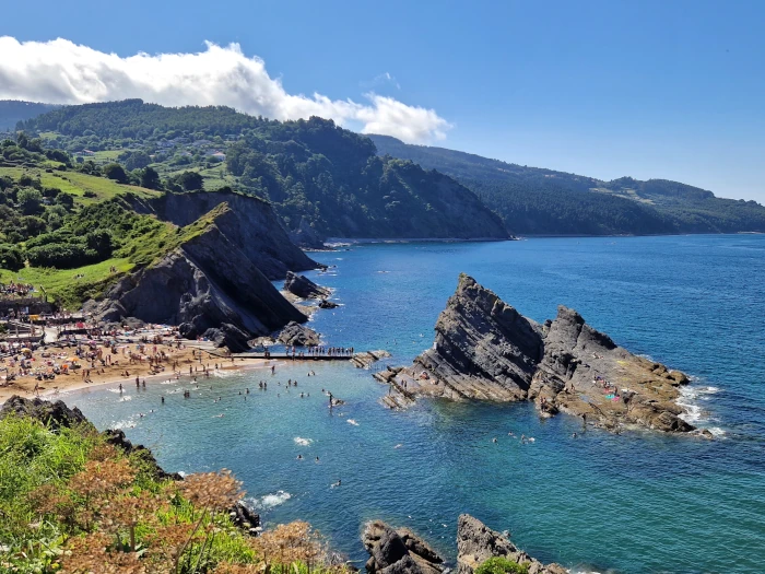 baskenland-spanien-bermeo grüne küste badestrand