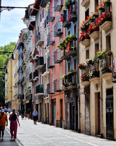 baskenland nordspanien navarra pamplona-altstadt bunte häuser mit blumen