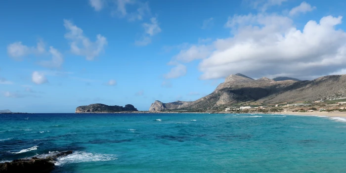 türkisfarbenes meer mit bergen in falasarna-kreta griechenland