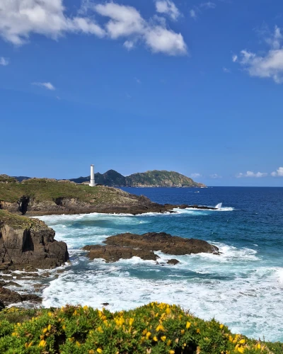 galicien-cabo-home raue felsenküste mit leuchtturm spanien