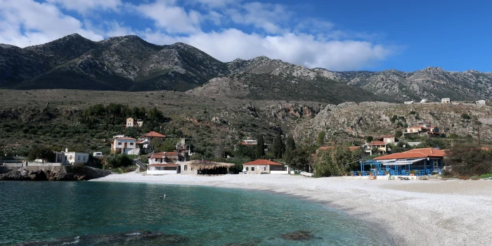 mani-peloponnes-chalikia-bata bucht mit bergen griechenland