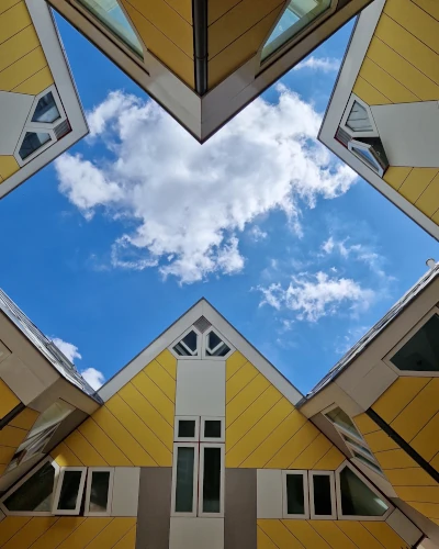 die kubushäuser in rotterdam mit blauem himmel, niederlande