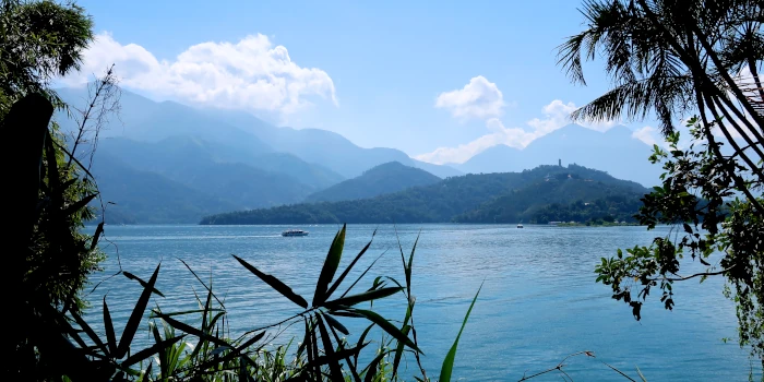 taiwan-sonne-mond-see mit bergen im hintergrund